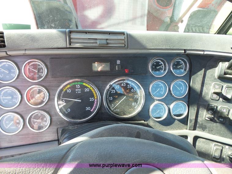 image for item K2247 2007 Freightliner Columbia semi truck