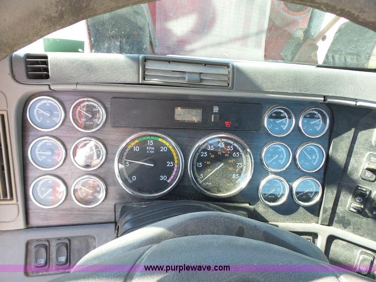 image for item K2247 2007 Freightliner Columbia semi truck