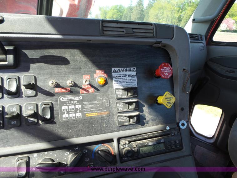 image for item K2247 2007 Freightliner Columbia semi truck