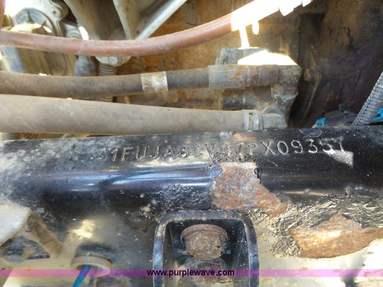 image for item K2247 2007 Freightliner Columbia semi truck