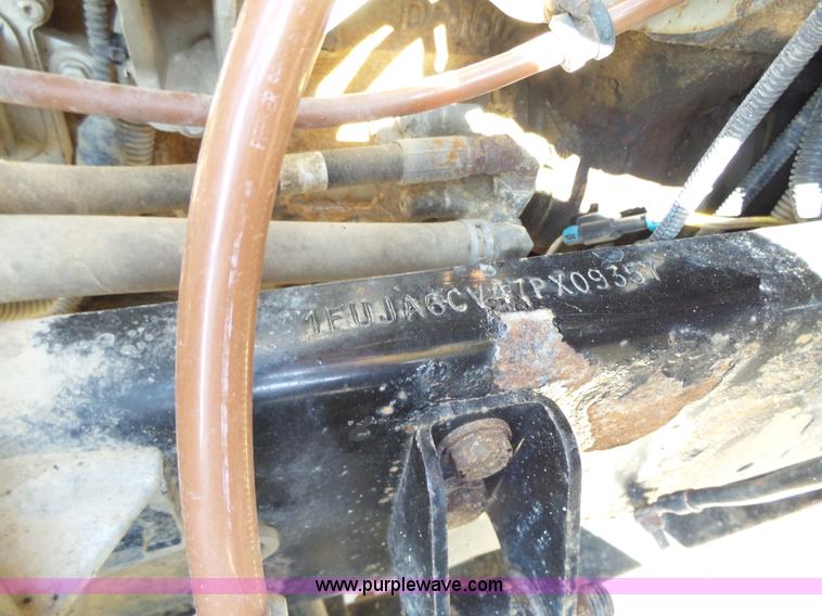 image for item K2247 2007 Freightliner Columbia semi truck