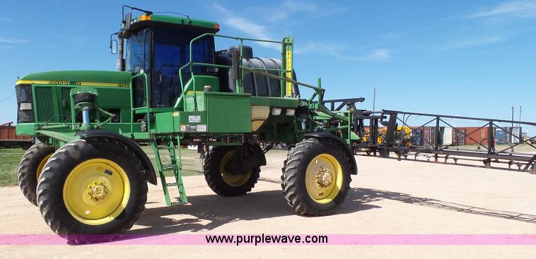 image for item L6552 2000 John Deere 4700 self-propelled sprayer