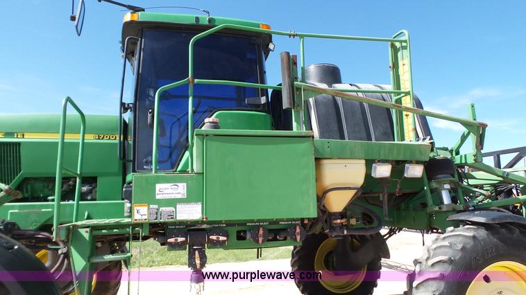 image for item L6552 2000 John Deere 4700 self-propelled sprayer