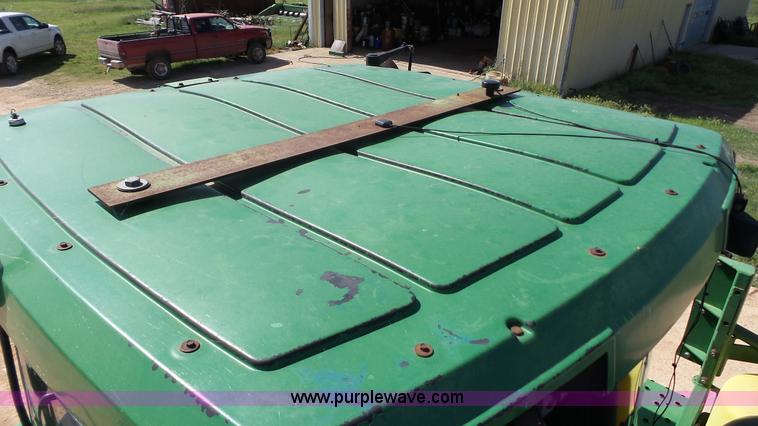 image for item L6552 2000 John Deere 4700 self-propelled sprayer