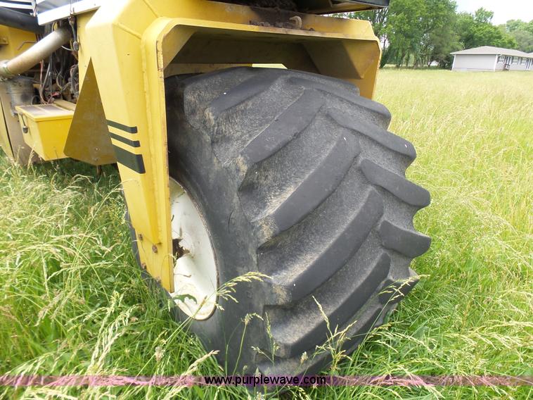 image for item L7068 1993 Ag-Chem TerraGator self-propelled applicator