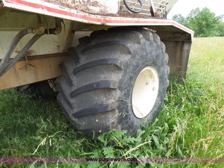 image for item L7068 1993 Ag-Chem TerraGator self-propelled applicator