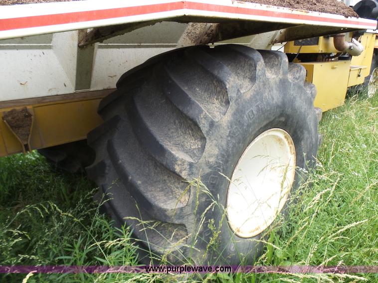 image for item L7068 1993 Ag-Chem TerraGator self-propelled applicator