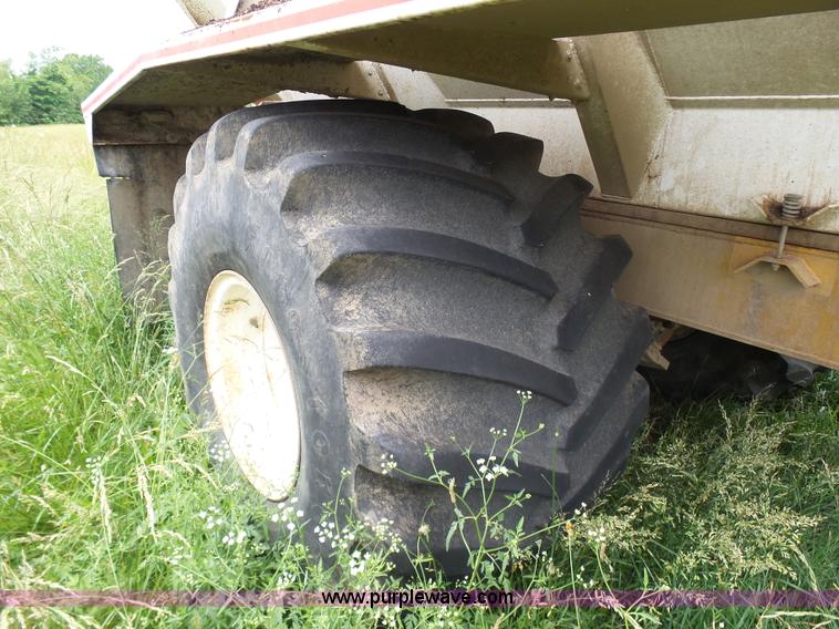 image for item L7068 1993 Ag-Chem TerraGator self-propelled applicator