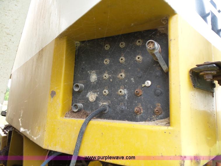 image for item L7068 1993 Ag-Chem TerraGator self-propelled applicator