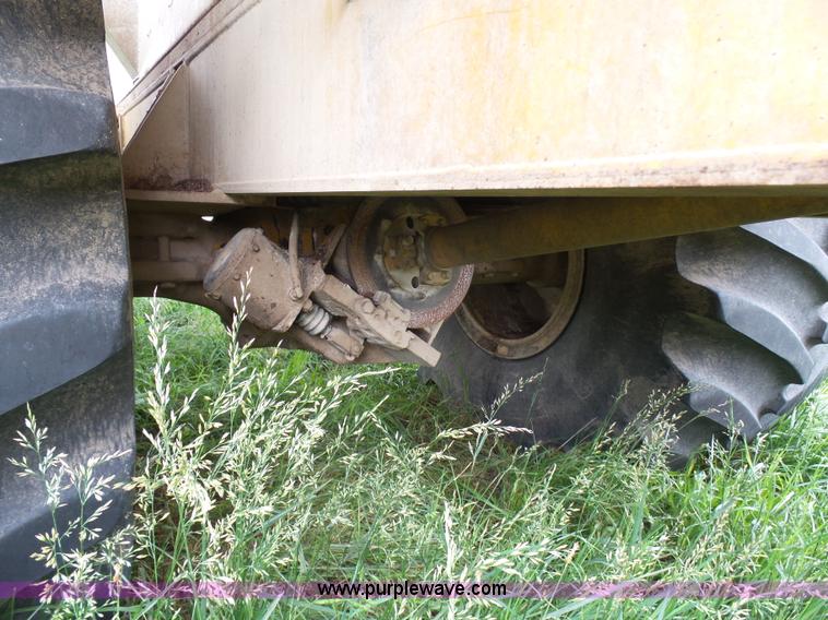 image for item L7068 1993 Ag-Chem TerraGator self-propelled applicator