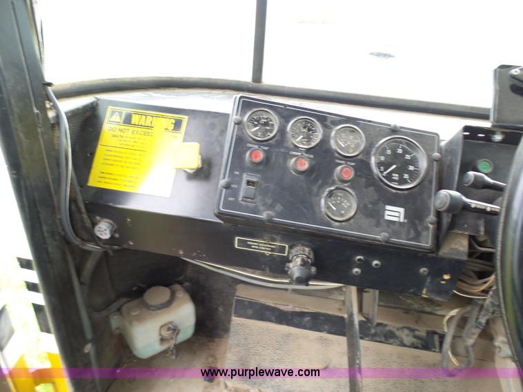 image for item L7068 1993 Ag-Chem TerraGator self-propelled applicator