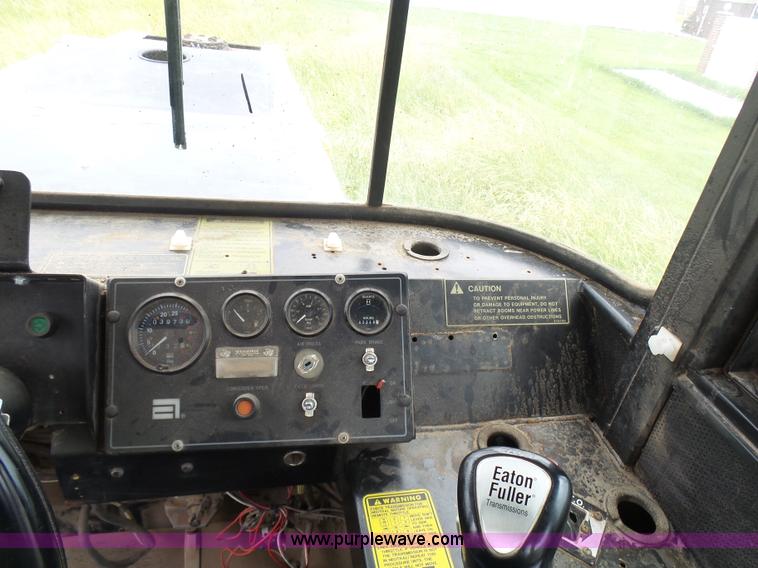 image for item L7068 1993 Ag-Chem TerraGator self-propelled applicator