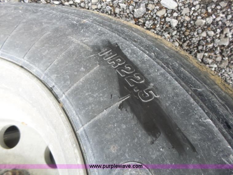 image for item L7231 2006 Wilson DWH500C double hopper grain trailer