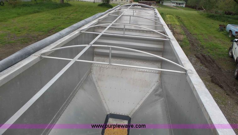 image for item L7231 2006 Wilson DWH500C double hopper grain trailer