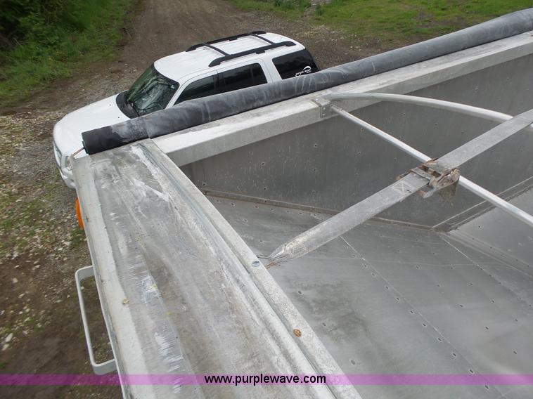 image for item L7231 2006 Wilson DWH500C double hopper grain trailer