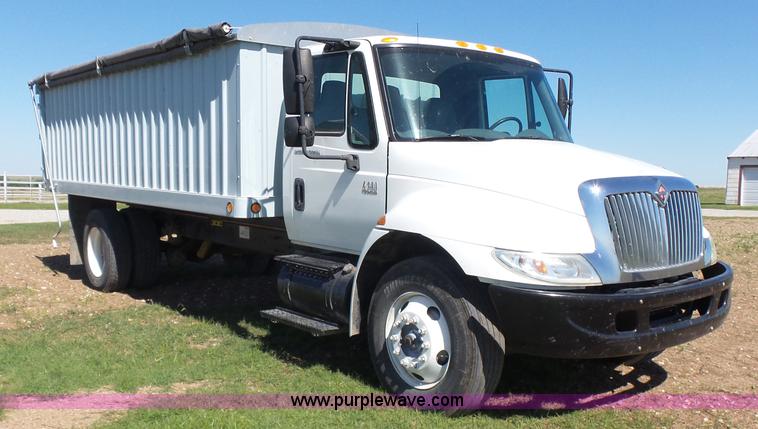 image for item L7498 2007 International DuraStar 4300 grain truck