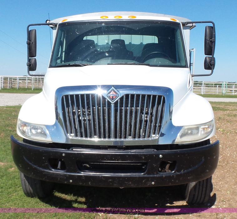 image for item L7498 2007 International DuraStar 4300 grain truck