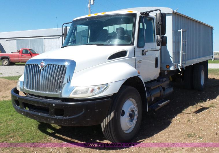 image for item L7498 2007 International DuraStar 4300 grain truck