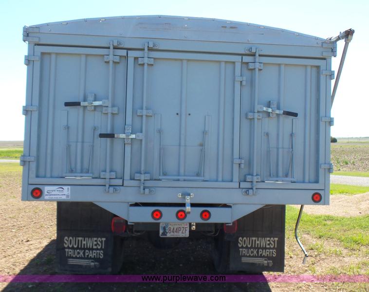 image for item L7498 2007 International DuraStar 4300 grain truck