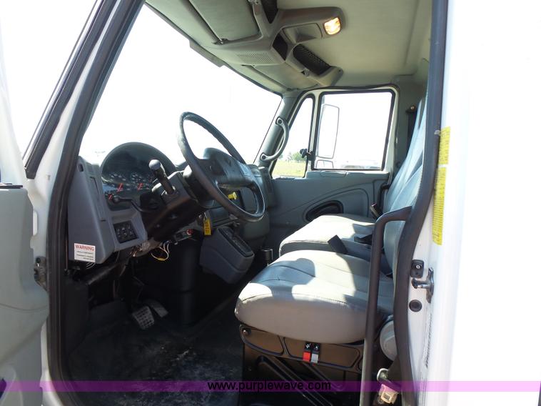 image for item L7498 2007 International DuraStar 4300 grain truck