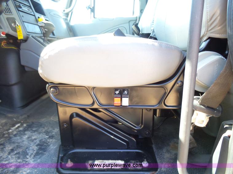 image for item L7498 2007 International DuraStar 4300 grain truck