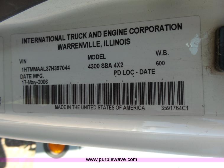 image for item L7498 2007 International DuraStar 4300 grain truck