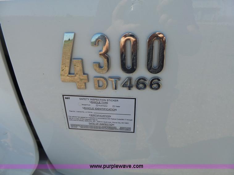 image for item L7498 2007 International DuraStar 4300 grain truck