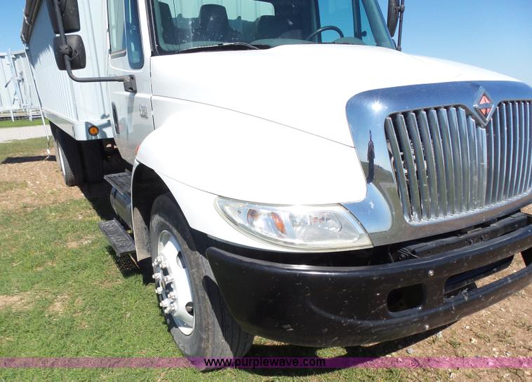 image for item L7498 2007 International DuraStar 4300 grain truck