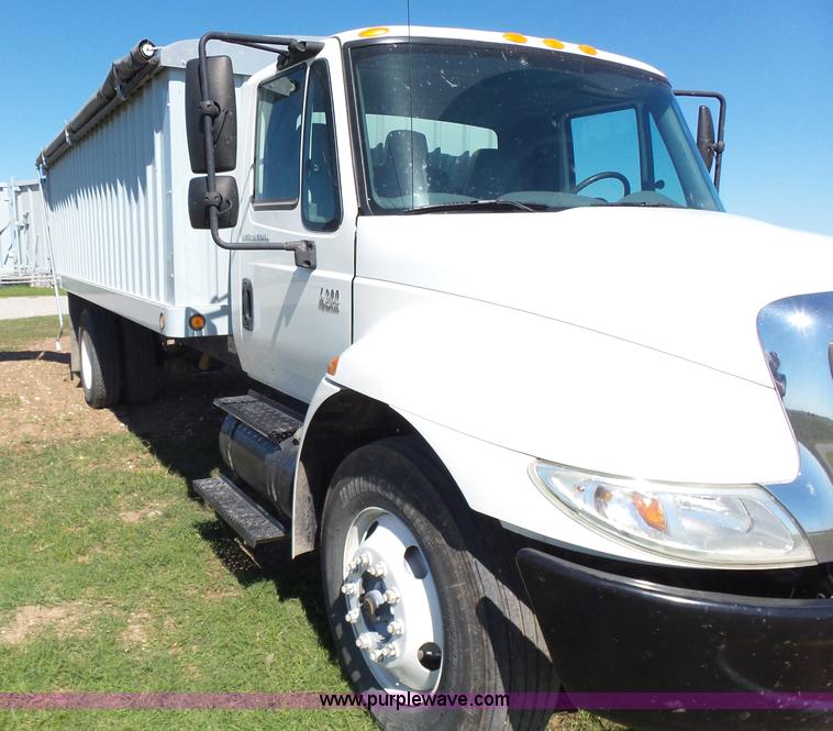 image for item L7498 2007 International DuraStar 4300 grain truck