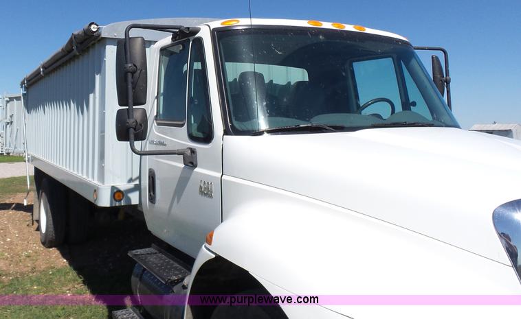 image for item L7498 2007 International DuraStar 4300 grain truck