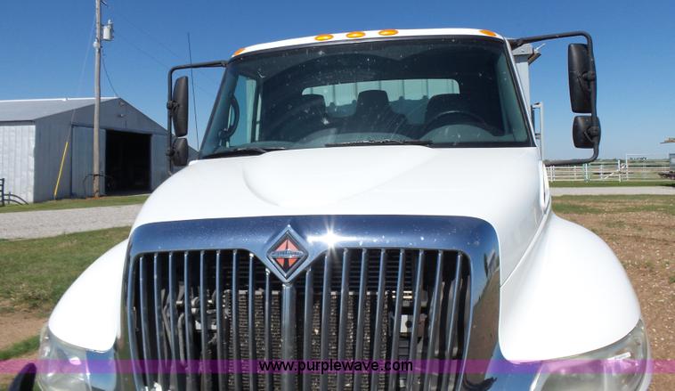 image for item L7498 2007 International DuraStar 4300 grain truck