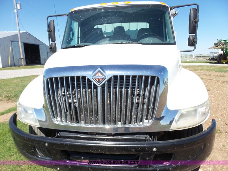 image for item L7498 2007 International DuraStar 4300 grain truck