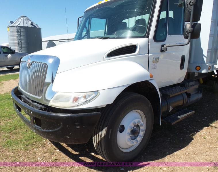 image for item L7498 2007 International DuraStar 4300 grain truck