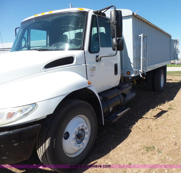 image for item L7498 2007 International DuraStar 4300 grain truck