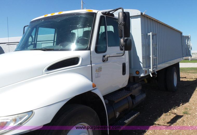 image for item L7498 2007 International DuraStar 4300 grain truck