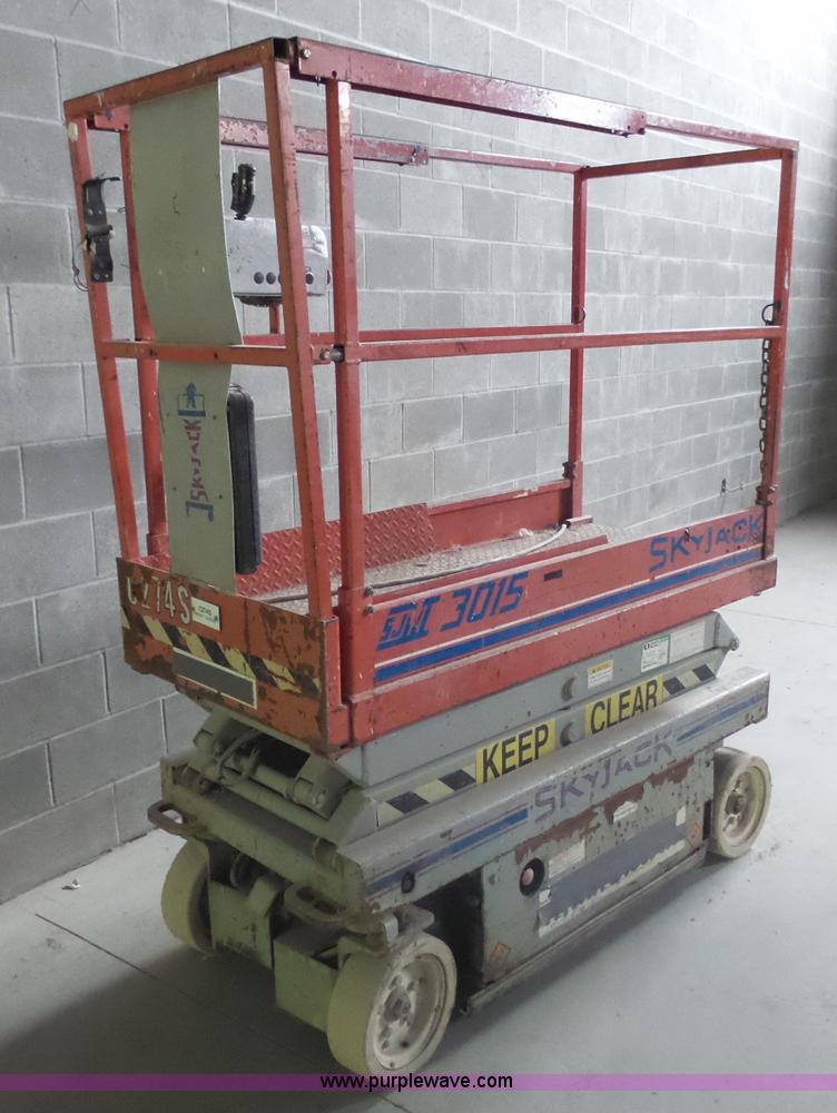 image for item AL9175 2001 Skyjack 3015 scissor lift