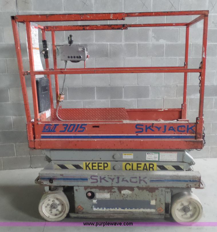 image for item AL9175 2001 Skyjack 3015 scissor lift