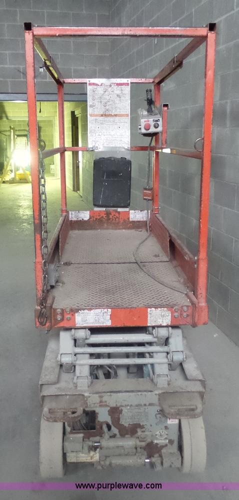 image for item AL9175 2001 Skyjack 3015 scissor lift