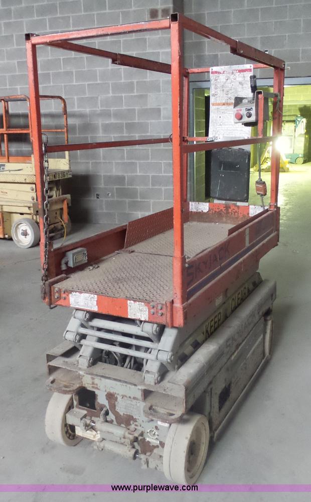 image for item AL9175 2001 Skyjack 3015 scissor lift
