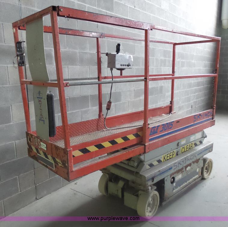 image for item AL9175 2001 Skyjack 3015 scissor lift