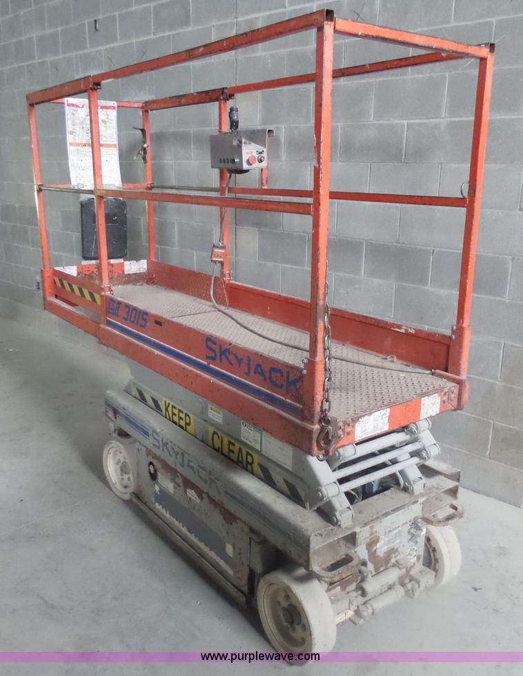 image for item AL9175 2001 Skyjack 3015 scissor lift