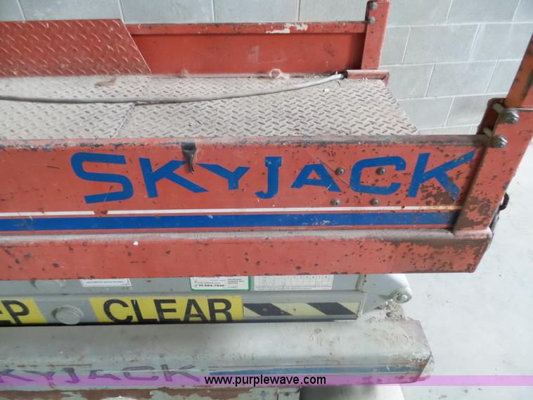 image for item AL9175 2001 Skyjack 3015 scissor lift