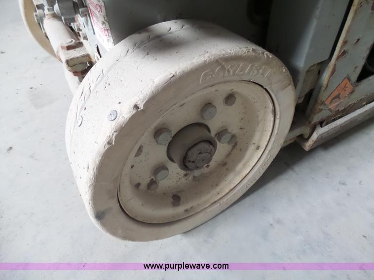 image for item AL9175 2001 Skyjack 3015 scissor lift