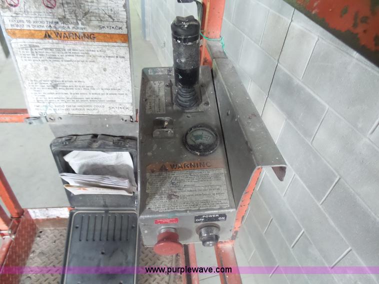 image for item AL9175 2001 Skyjack 3015 scissor lift