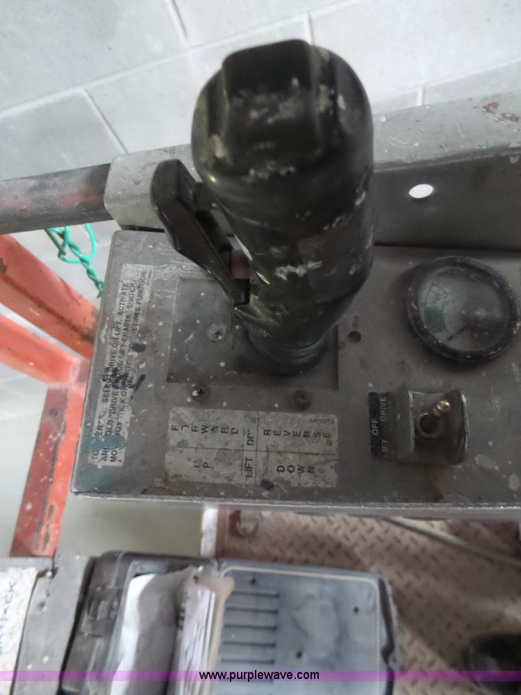 image for item AL9175 2001 Skyjack 3015 scissor lift