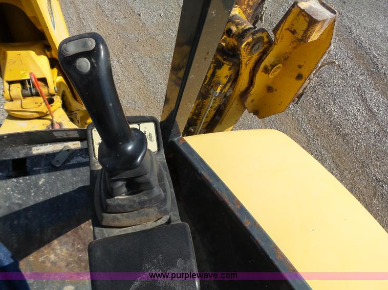 image for item J2793 2004 Komatsu WB140-2N backhoe