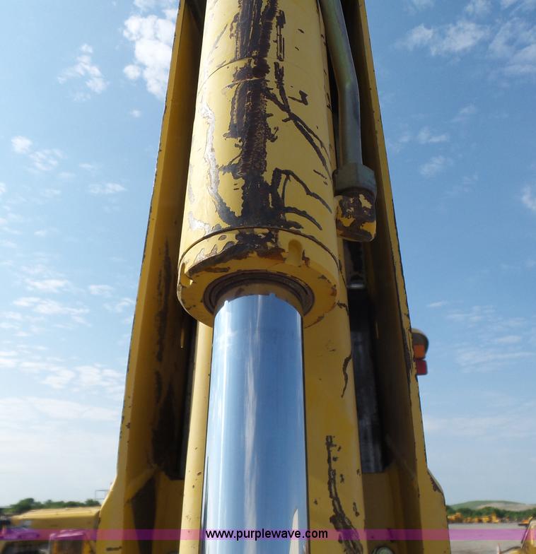 image for item J2793 2004 Komatsu WB140-2N backhoe