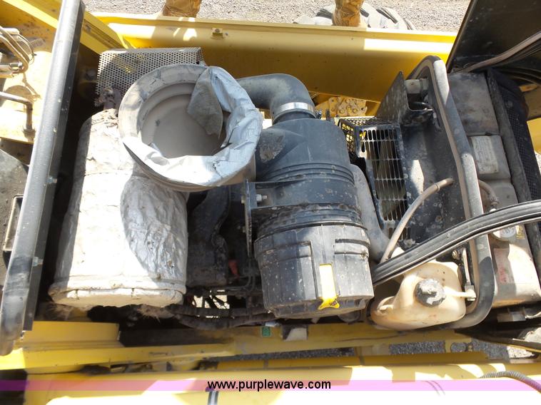 image for item J2793 2004 Komatsu WB140-2N backhoe