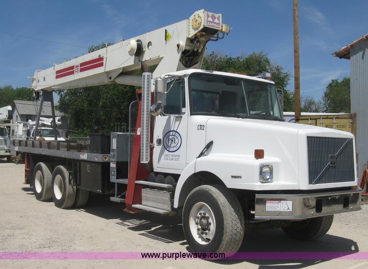 image for item J2797 2001 Volvo WG crane truck