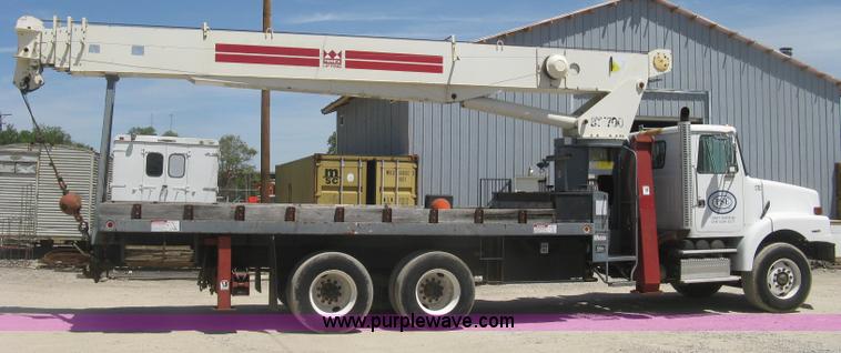 image for item J2797 2001 Volvo WG crane truck